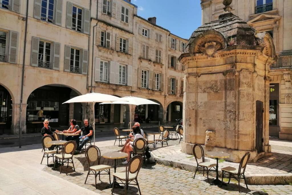 Superbe Duplex De 70M2 Avec 2 Chambres En Hyper Centre Au Calme Sur Cour Classe 3 Etoiles Avec Parking En Option La Rochelle  Exterior foto